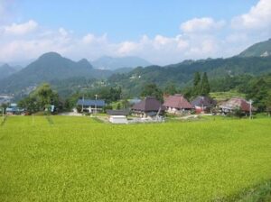 写真: 小谷村複合拠点施設「おたりつぐら」からのつながり