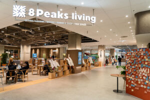 写真: 茅野駅前賑わい交流拠点施設「8Peaks living」